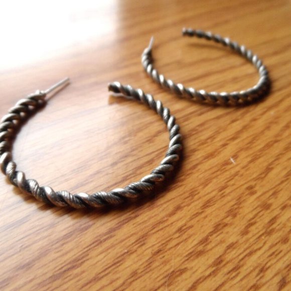 Silver tone TWISTED Ridged Etched Hoop Earrings 1.5" Stud post Retro 80's style - Picture 2 of 6